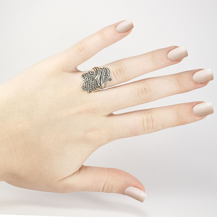 Серебряное кольцо Лилия с черными фианитами Арт. RN017SV